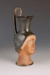 Oenochoe i form af et kvindehoved (terracotta)